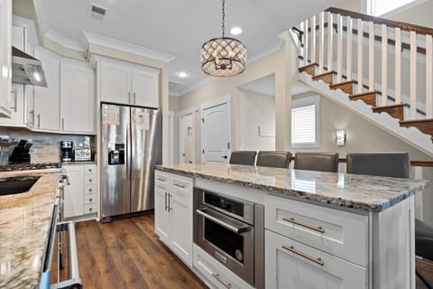 [Kitchen} Fully Stocked Chefs Kitchen