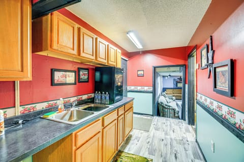 Kitchenette | Hot Plate | Microwave | Drip Coffee Pot | Single-Story Apt