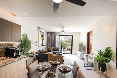 Vista general del departamento, cuenta con balcón privado con acceso desde la sala. Cocina completa y comedor