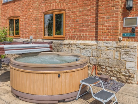 Hot tub | The Victorian Barn- Leopold - The Victorian Barn, Blandford Forum