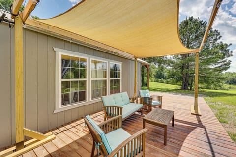 Royal Vacation Rental | 1BR | 1BA | 704 Sq Ft | 3 Steps Required