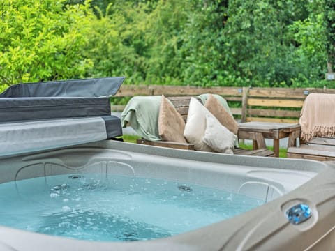 Hot tub | Plumtree - The Victorian Barn, Blandford Forum