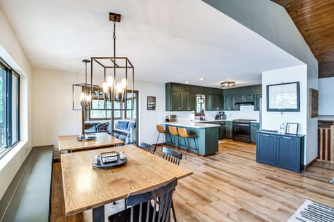 Dining Area | Dishware/Flatware Provided | Main Floor