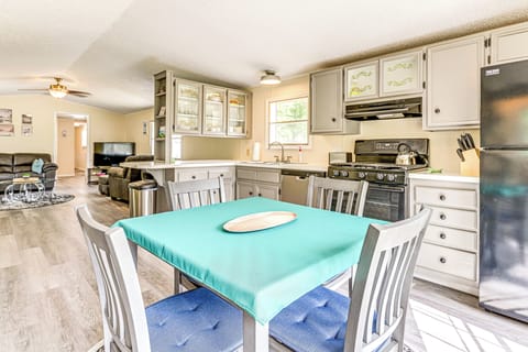 Dining Area | Dishware/Flatware Provided