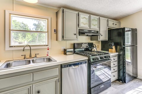 Kitchen | Microwave | Drip Coffee Maker | Breakfast Bar