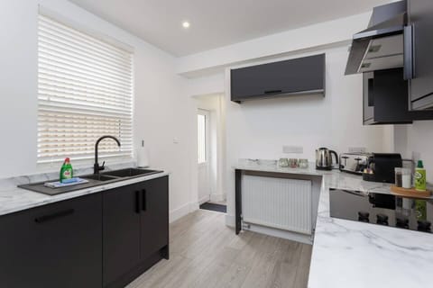 Monochrome chic meets marble charm – everything you need to cook (or just reheat with flair).