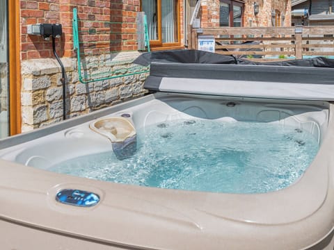 Hot tub | Beatrice - The Victorian Barn, Blandford Forum