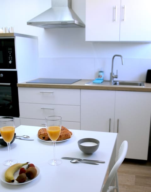Equipped kitchen and dining area