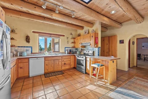 Great kitchen and work desk