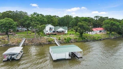 Lakefront property with private boat dock (1 open air & 1 enclosed)!