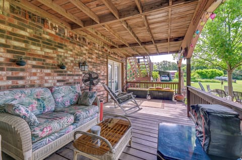 Private Deck | Fenced-In Yard | 9 Mi to Lake Texoma State Park