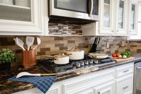 Gourmet Kitchen: Cook up a storm with top-notch appliances and stylish decor at your fingertips!