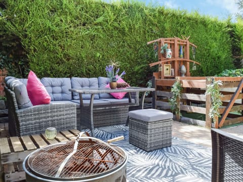 Sitting-out-area | Grange House, Gamston, near Nottingham