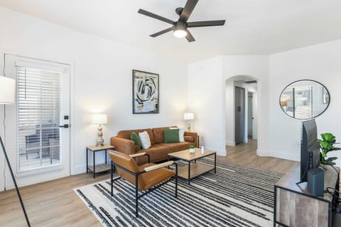 2BR CozySuites at Kierland Commons with pool #08