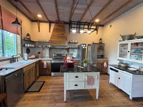 Fully equipped kitchen with everything you need to entertain.