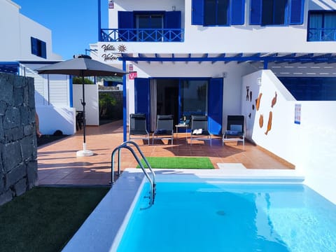 Vista de terraza y piscina climatizada todo el año