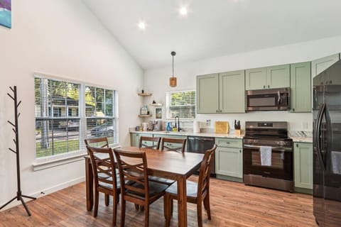 Dining area with seating for 6