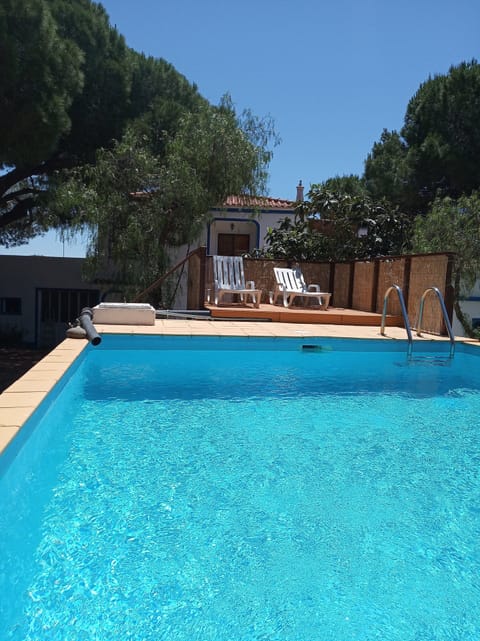 piscina (tanque de rega convertido) com vista para a casa à frente