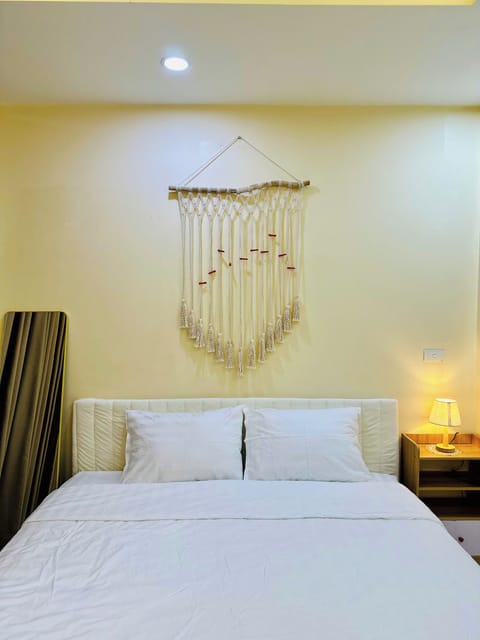 Queen Bed in room