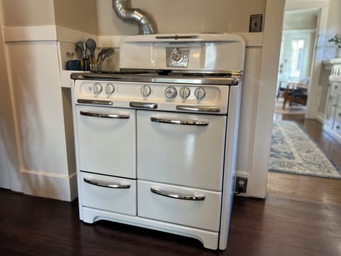 Gas range - 4 stove top burners, griddle and ovens