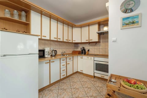 A bright, large fully equipped kitchen will be conducive to cooking.