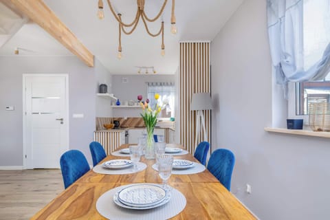 The dining room, which is an integral part of the living room, creates a cozy space for shared meals and conversation. The carefully designed interior promotes a family atmosphere and comfort during every moment spent at the table.
