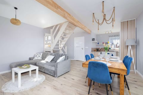 The living room is a spacious, bright interior that combines elegance with coziness. Calm colors and carefully selected accessories create an atmosphere ideal for relaxation.
