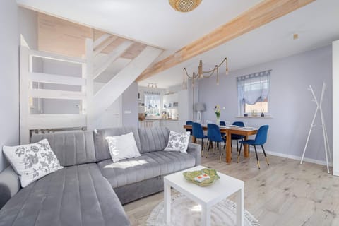 The combination of subtle accents with the color blue gives the living room a unique style and cozy atmosphere.