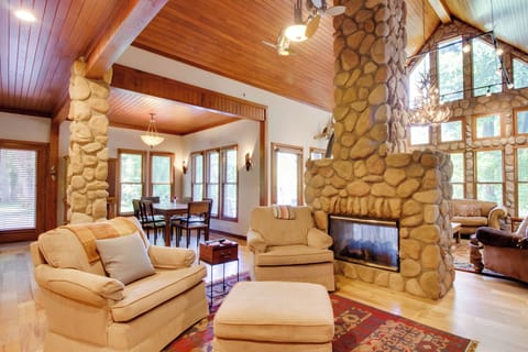 Gassville Vacation Rental | 2BR | 2.5BA | Small Threshold to Enter | 2,016 Sq Ft