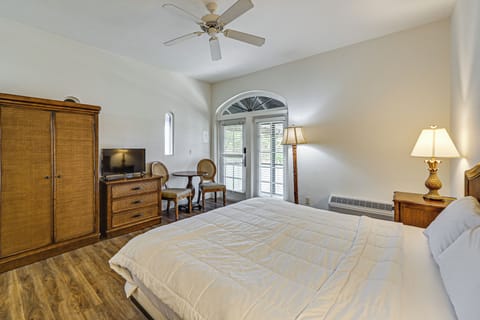 Naples Vacation Rental | Studio | 1BA | Step-Free Entry | 300 Sq Ft