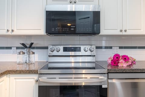 Stainless appliances and high-end finishing throughout