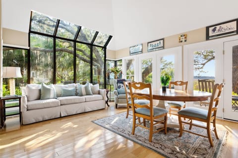 The Marsh Raven | Tranquil Seabrook Retreat