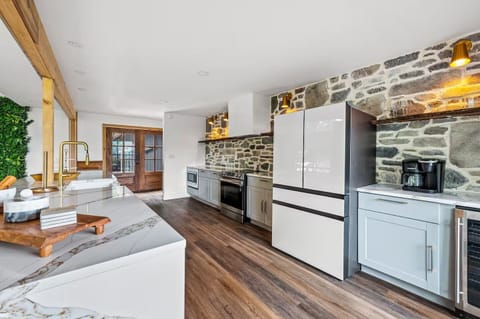 Fully equipped chef’s kitchen with high-end finishes and open-concept flow.