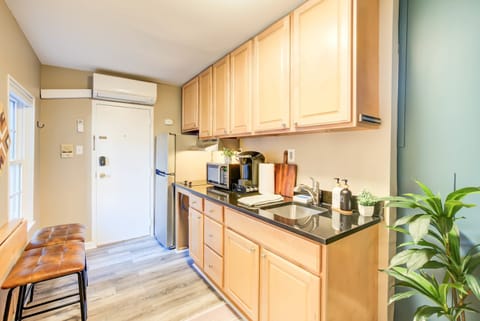 Make your favorite meals with ease in your sleek and modern kitchenette. Whether you’re brewing coffee, reheating takeout, or preparing a quick snack, this space has everything you need for a stress-free stay in NOVA!