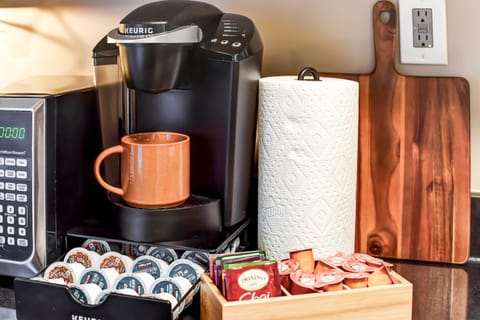 Wake up to your perfect cup of coffee or tea! With a Keurig stocked with a variety of options, your mornings in Alexandria just got easier. Sip, relax, and get ready to explore all the city has to offer!