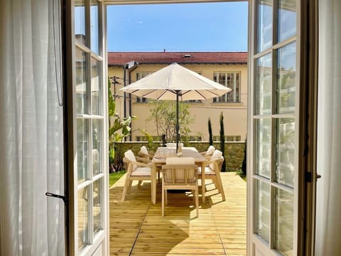 Al fresco dining off the kitchen