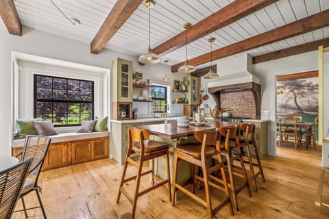 Counter dining for 4 guests - great for kids! Also, kitchen table seating for 4.