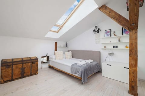 Bright and cosy studio with double bed, space for remote work, and functional kitchen.