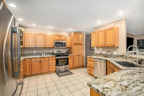 Large farm sink, stainless steel appliances