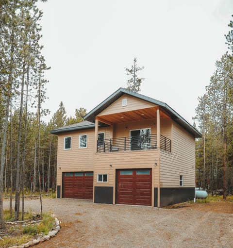 
Newly built Island Park Escape - 2BR/2BA, Balcony, Wi-Fi, Near Yellowstone.