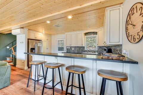 Kitchen: Fully-stocked, bright and airy space with modern appliances and inviting bar seating for culinary adventures!
