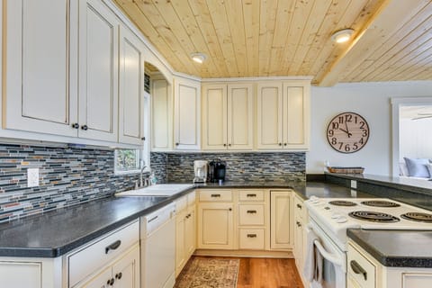 Kitchen: Bright and airy with modern appliances. We also provide basic kitchen essentials.
