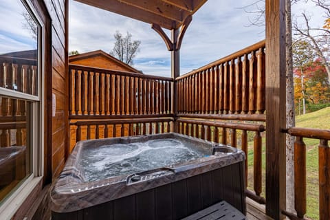 Soak your worries away in the private hot tub, surrounded by mountain air and peaceful vibes. Whether it’s a morning dip with coffee or a starry night soak after a day of exploring, this bubbling retreat is pure relaxation perfection!
