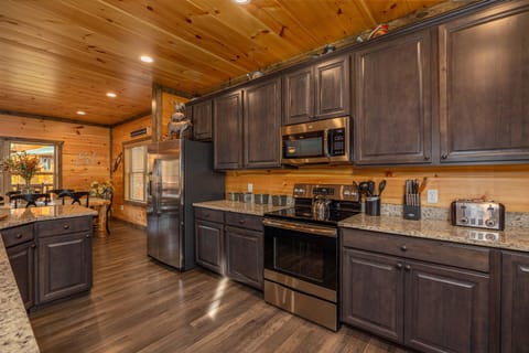 With modern appliances, cookware, utensils, and plenty of counter space, it’s ready for all your culinary cravings—just bring the groceries and your favorite recipes!