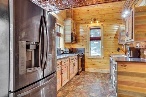 Kitchen | Main Level