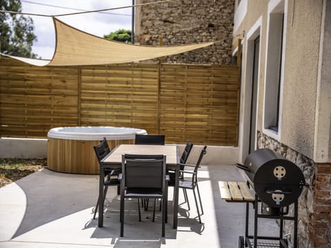 Terrace with Spa - Garden furniture - Barbecue