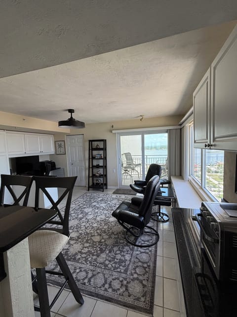 Office with room for a queeen bed and views of the intercosatal for miles!