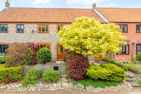 2 Mallard Cottages, Tattersett: The cottage viewed from the village road