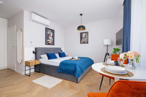 The bright interiors provide a relaxing and restful environment. You can enjoy a meal together at the round-top table.