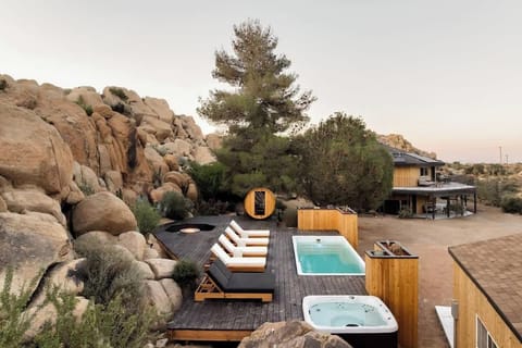Outdoor spa tub